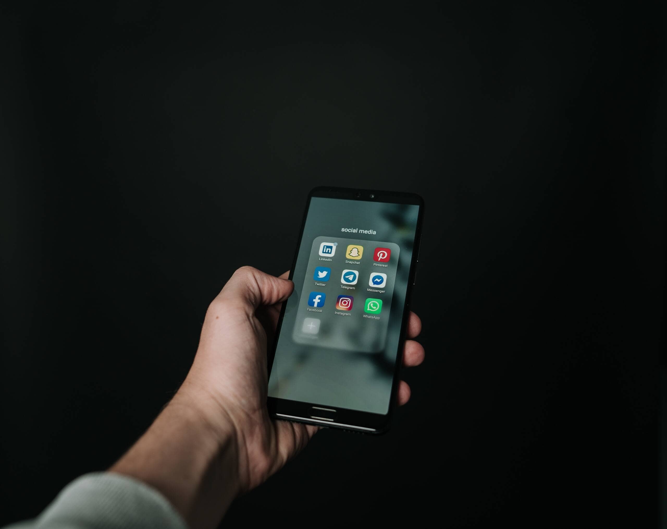 telefoon met social media iconen