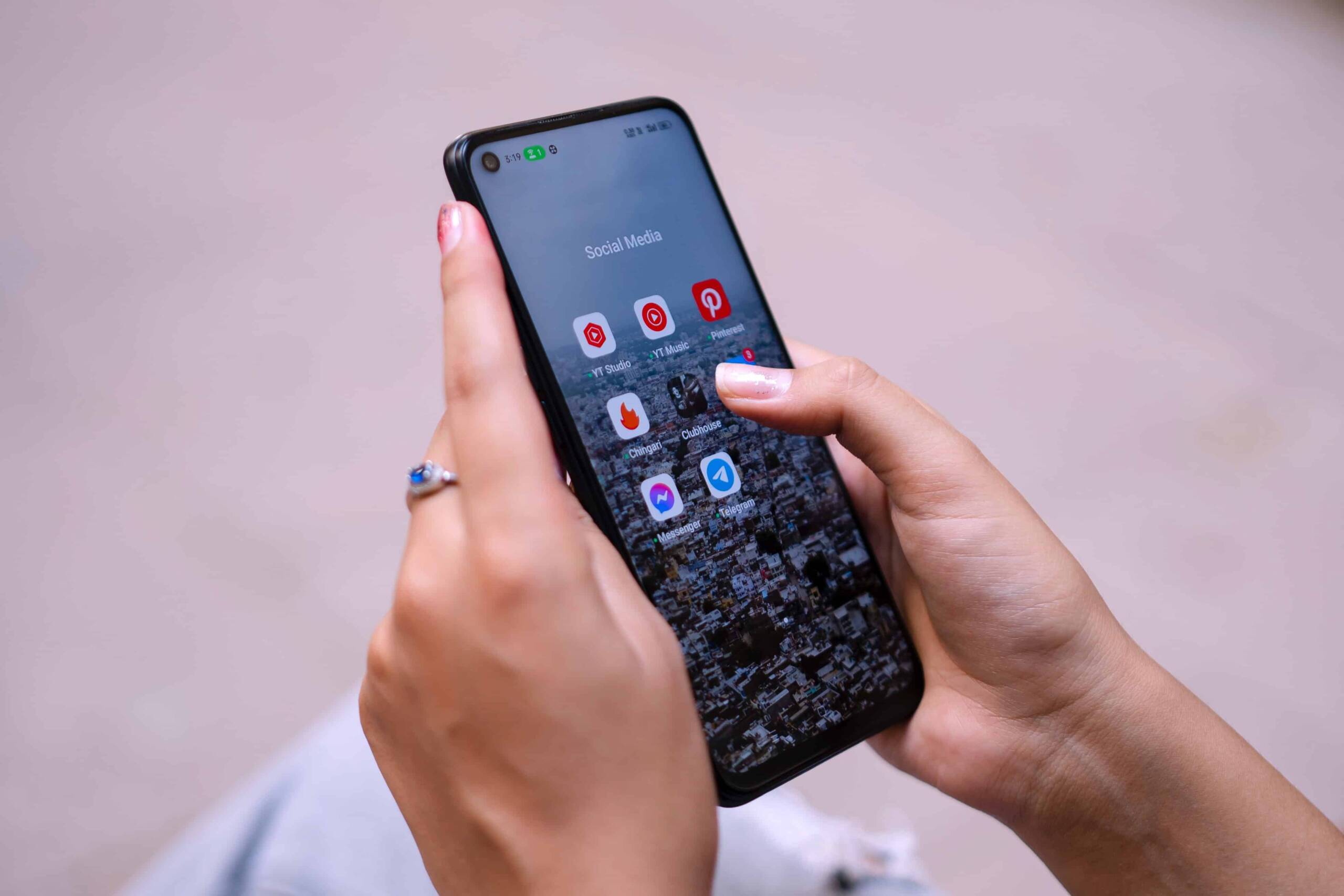 telefoon met clubhouse app erop